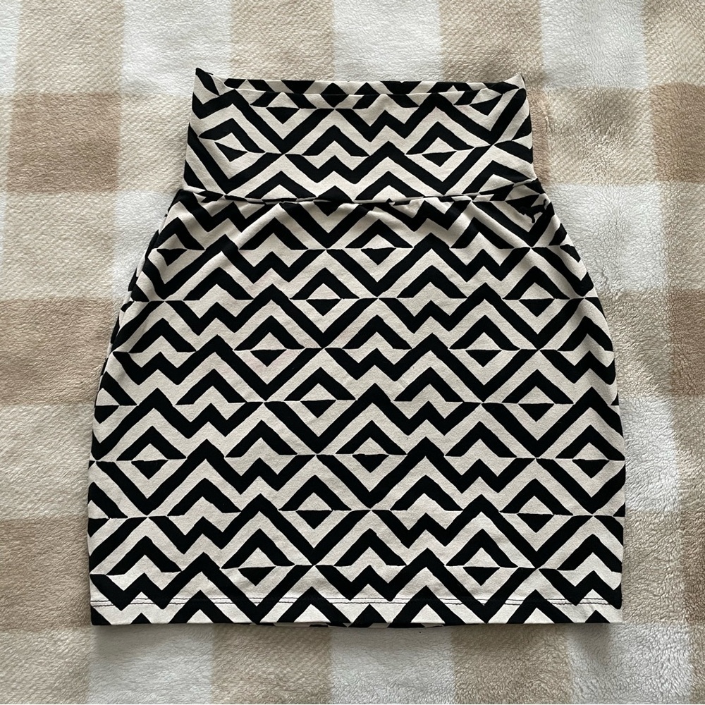 Victoria's Secret Black and White Geometric Pencil Skirt